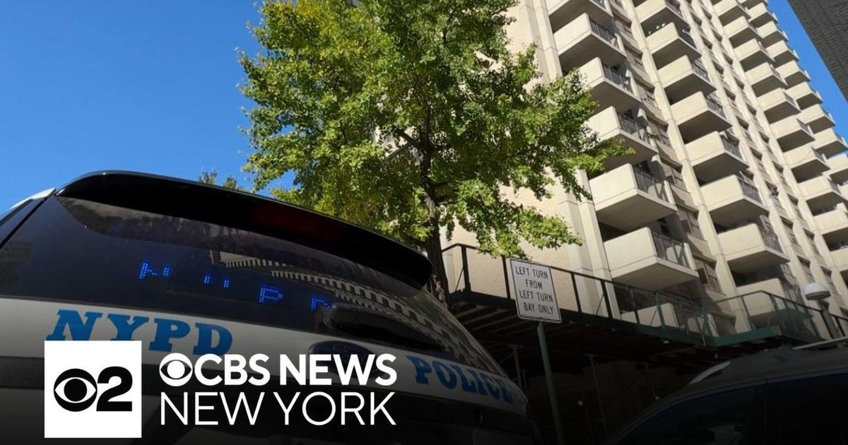 Police seek suspect in deadly stabbing on Upper West Side - CBS New York