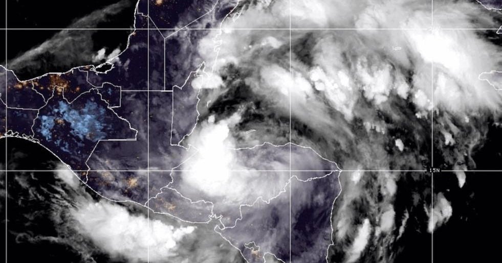 Tropikal Sara Fırtınası, Orta Amerika'yı sağanak yağışlarla vururken, tahminciler yaşamı tehdit eden ani su baskını konusunda uyarıyor