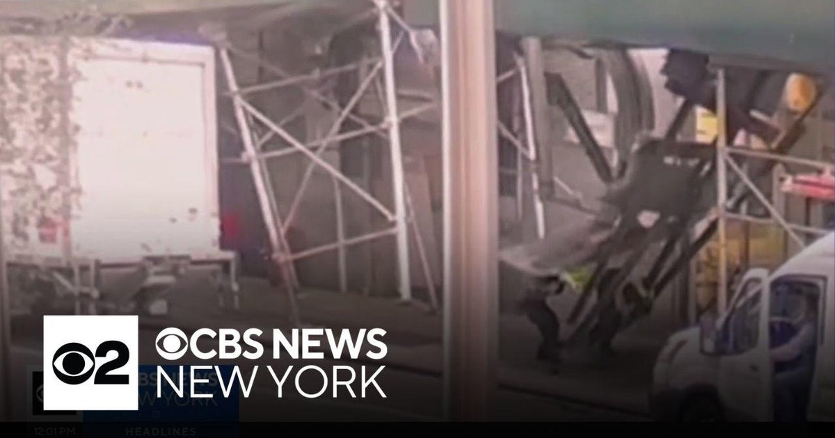 Video shows sidewalk shed collapse onto pedestrians in NYC - CBS New York