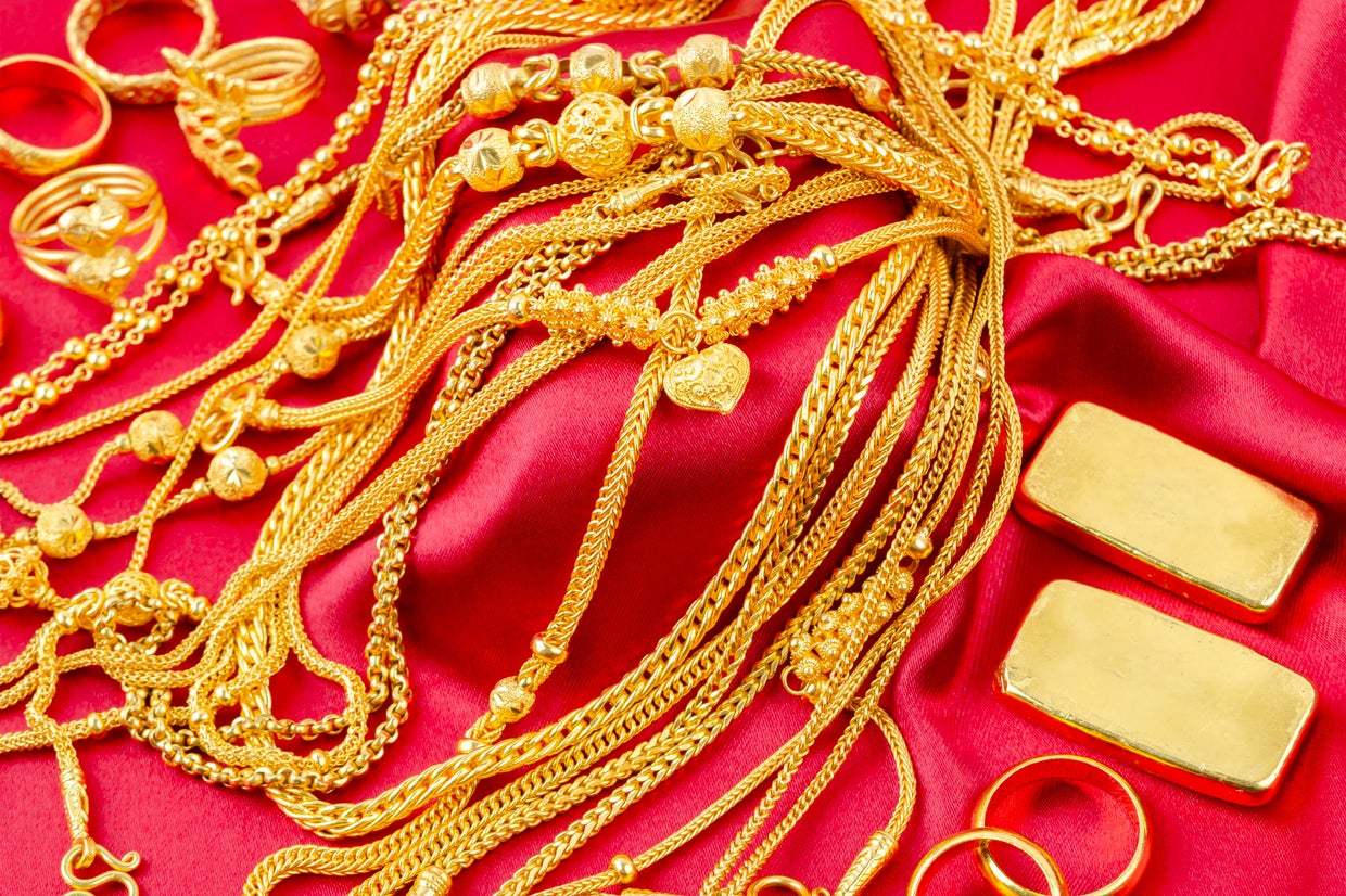 Is gold still worth buying this holiday season? - CBS News