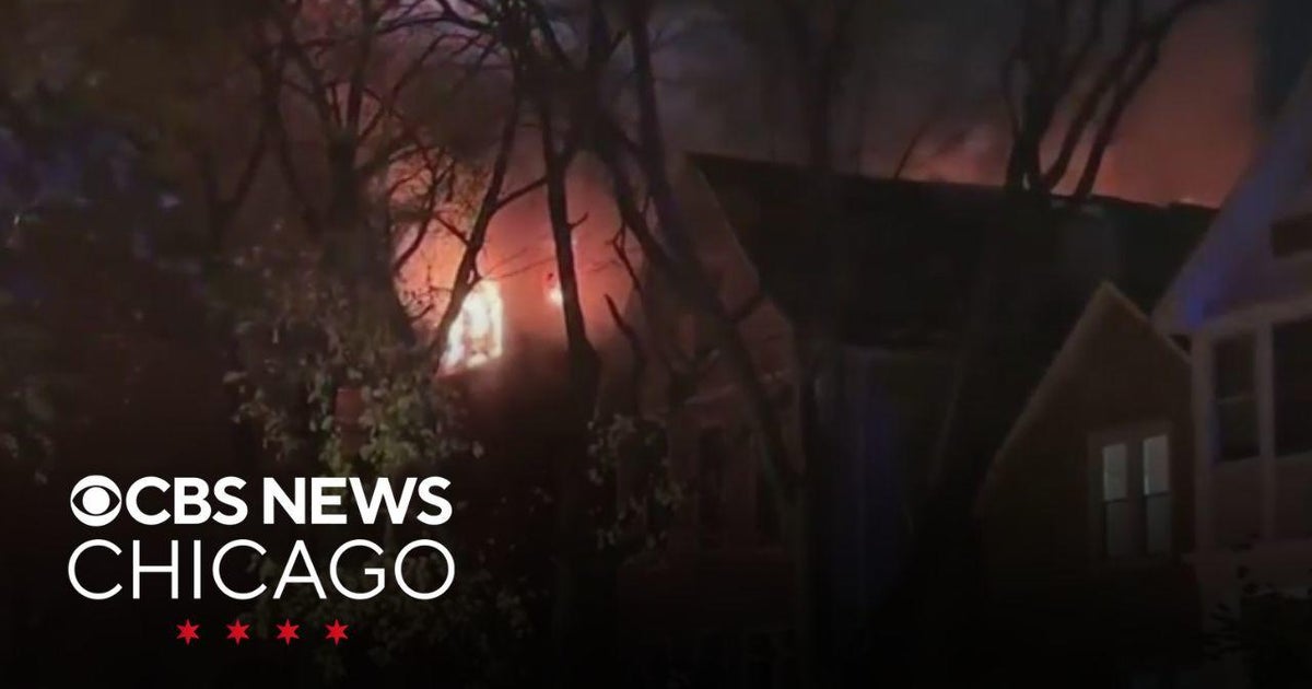 Fire rips through apartment building on Chicago's North Side - CBS Chicago