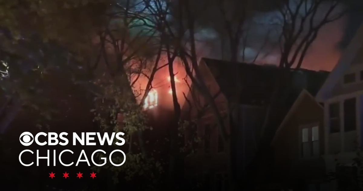 Fire rips through apartment building on Chicago's North Side - CBS Chicago
