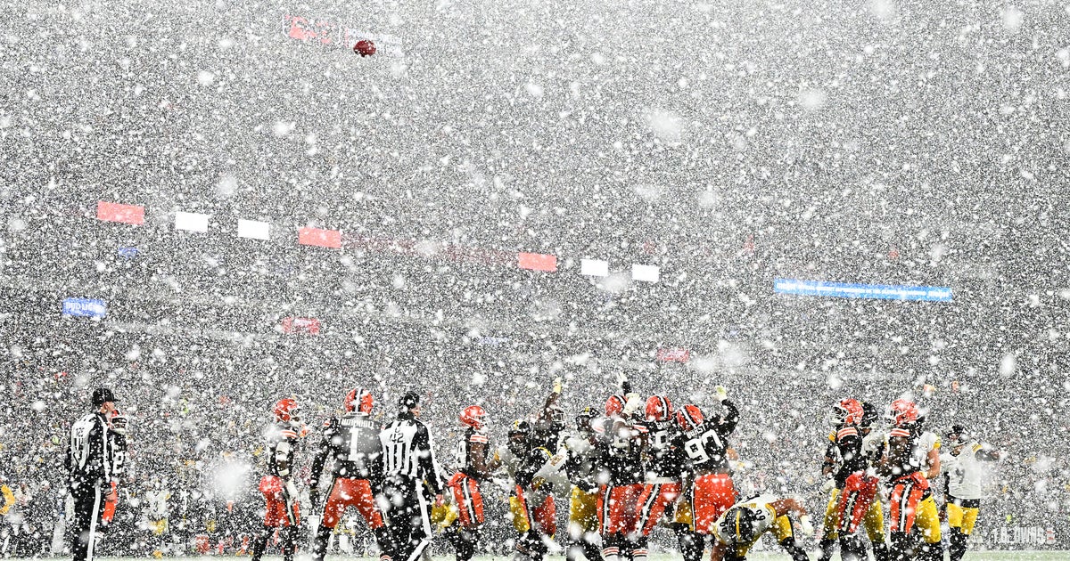 Snow covers field during Steelers' game against Browns