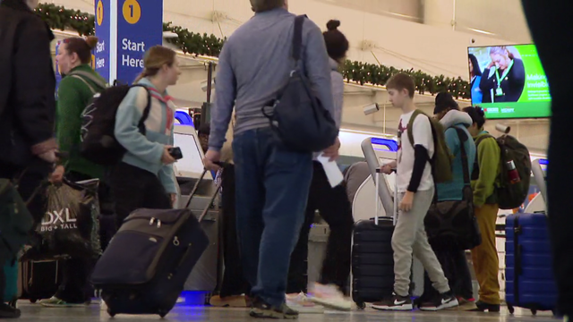 midway-airport-crowd.png 