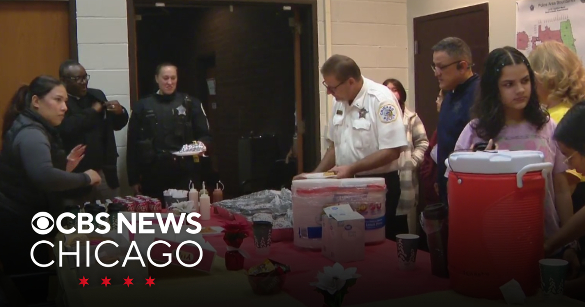 Chicago Police officers honored with early Thanksgiving dinner - CBS ...