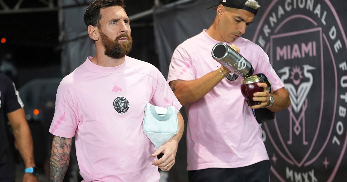 Luis Suarez signs to stay with Messi and Inter Miami for 2025 season Luis Suarez signs to stay with Messi and Inter Miami for 2025 season