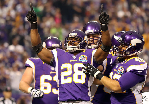 Minnesota Vikings running back Adrian Peterson (28) celebrated his first quarter touchdown during Sunday December 9,2012 NFL game between the Minnesota Vikings and Chicago Bears at Mall of America in Minneapolis, MN.]  JERRY HOLT ‚Ä¢ jerry.holt@startri 