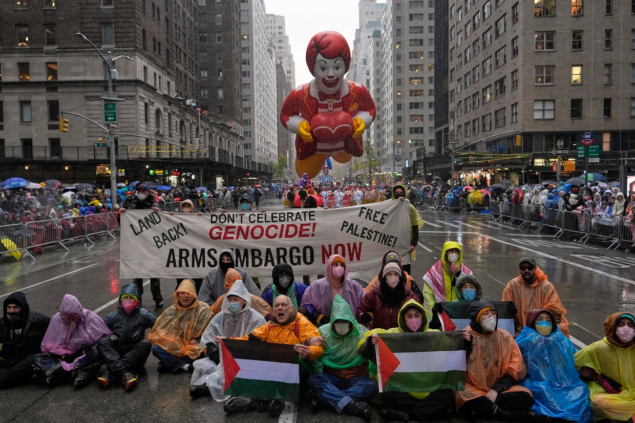 Macy's Thanksgiving Day Parade marches on despite protest and dreary