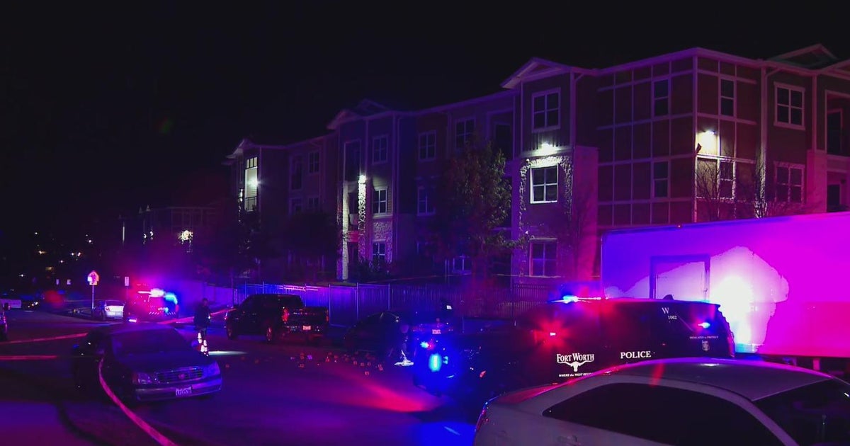 2 dead after triple shooting on Thanksgiving in Fort Worth - CBS Texas