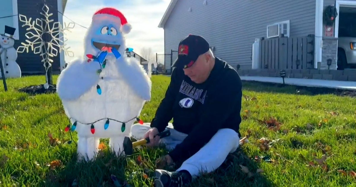 Iowa man decorates neighbors' homes to honor wife's love of Christmas