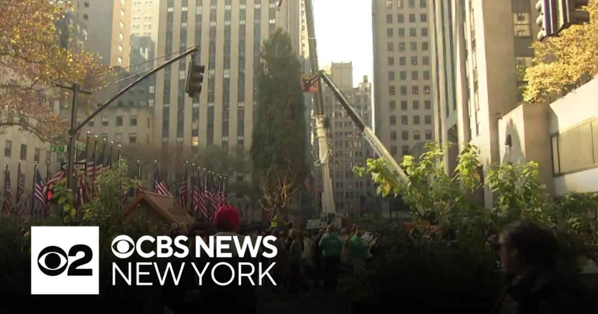 NYC Rockefeller Center Tree Lighting: Road Closures & Event Details!