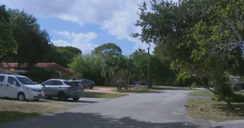 Woman stabbed and hit by vehicle in Fort Lauderdale - CBS Miami