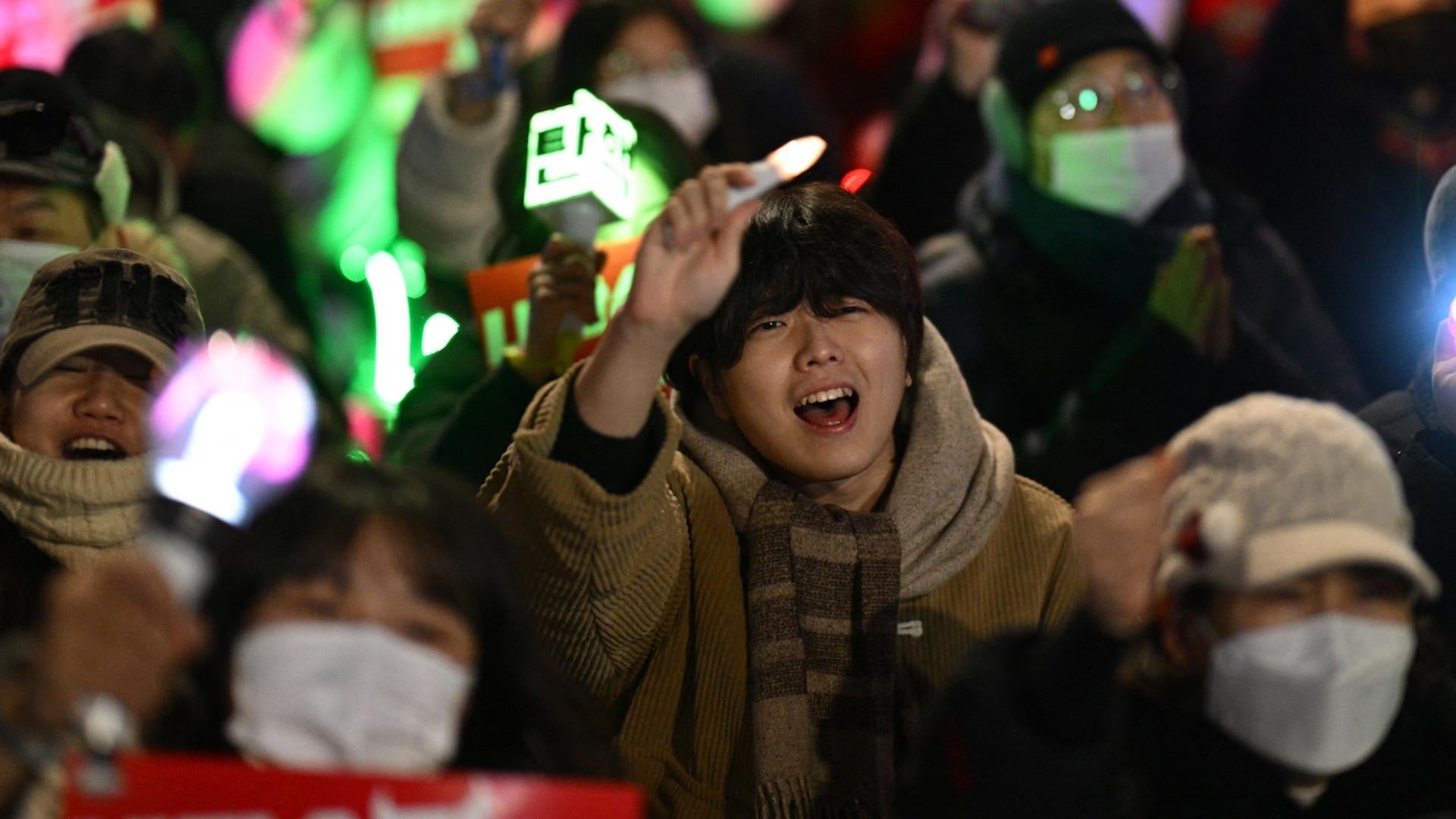 Protests in South Korea calling for impeachment of Yoon Suk Yeol - CBS News