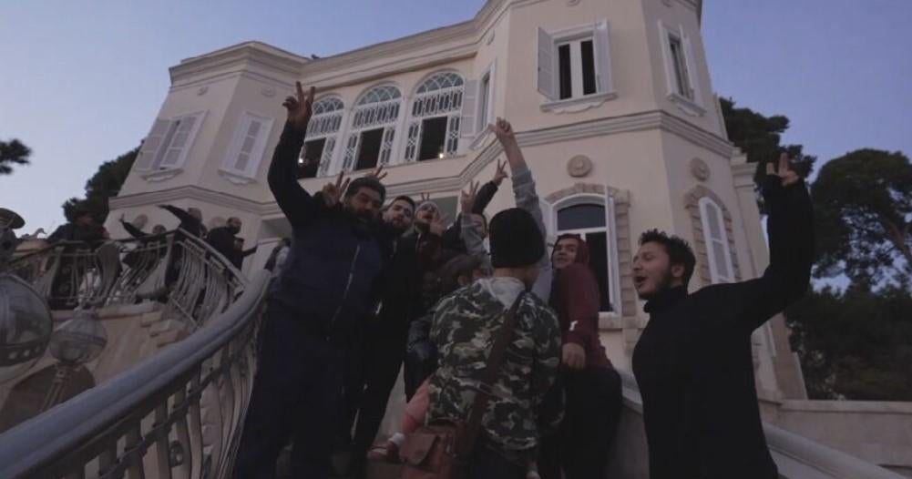 Suriyeliler devrilen Esad'ın sarayını izlerken mutlu ama endişeli