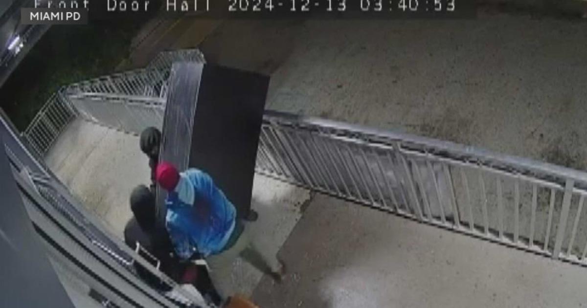 Caught on camera: Thieves steal safe from Miami tobacco shop