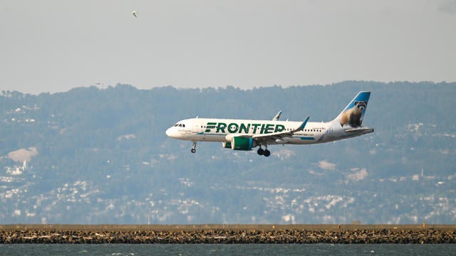 Takeoff and landing planes at San Francisco International Airport (SFO) 