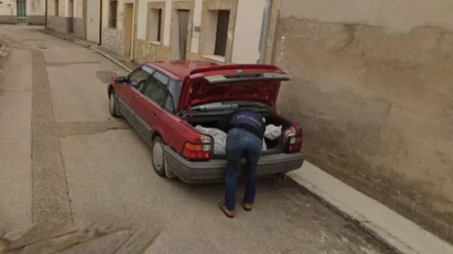 Google Maps helps solve murder mystery by capturing moment a person put suspected corpse into car in Spain