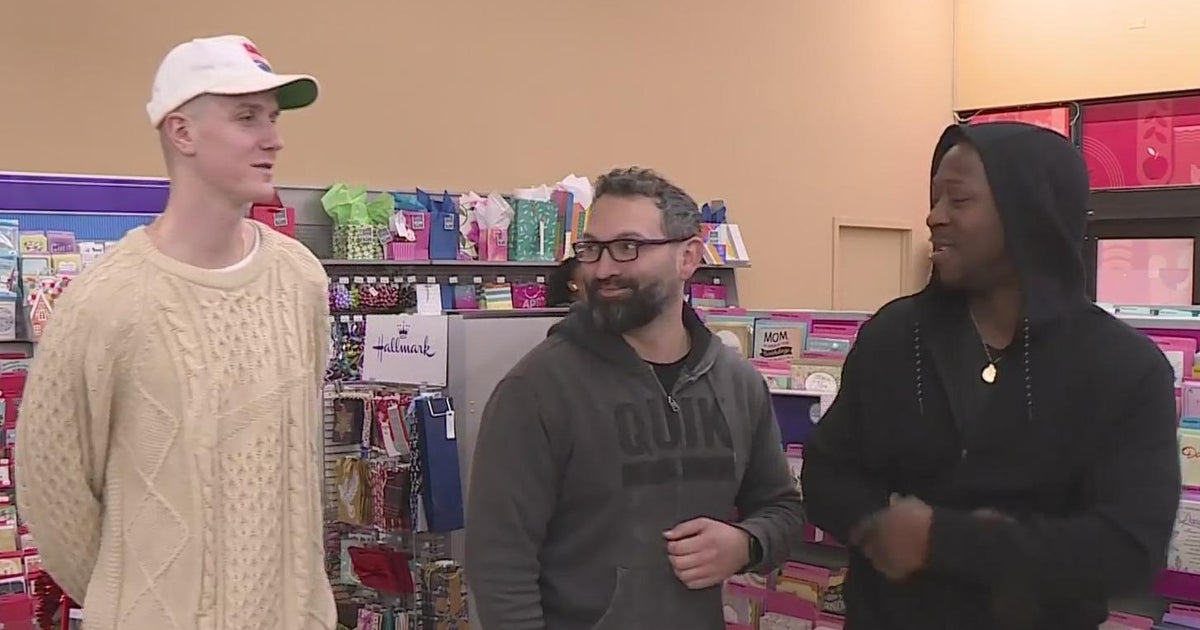 Sacramento Kings players hand out gift cards to shoppers at Raley's ...