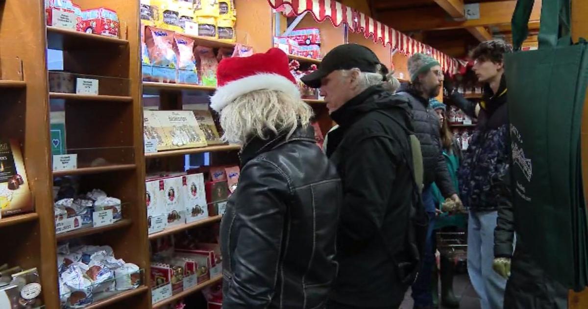 “Super Saturday” brings out Chicago crowds to wrap up their holiday shopping