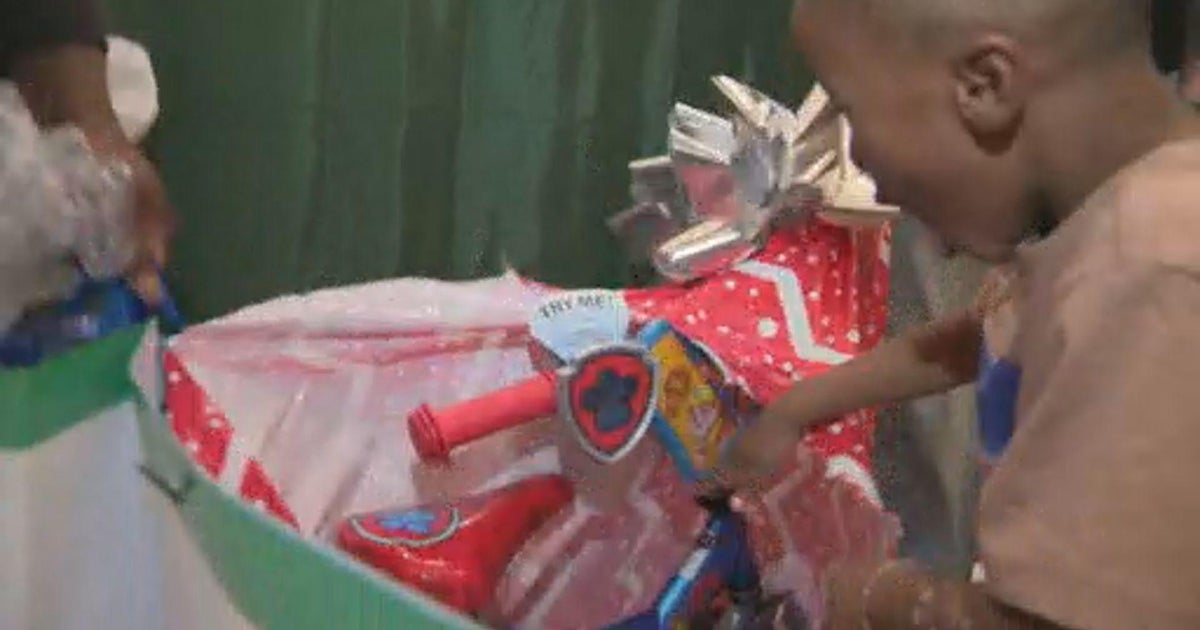 Miami Dolphins spread Christmas cheer to special kids with annual Holiday Toy Event Miami Dolphins spread Christmas cheer to special kids with annual Holiday Toy Event