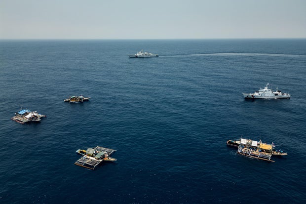 Pescadores filipinos navegam em direção a Scarborough Shoal, no Mar da China Meridional