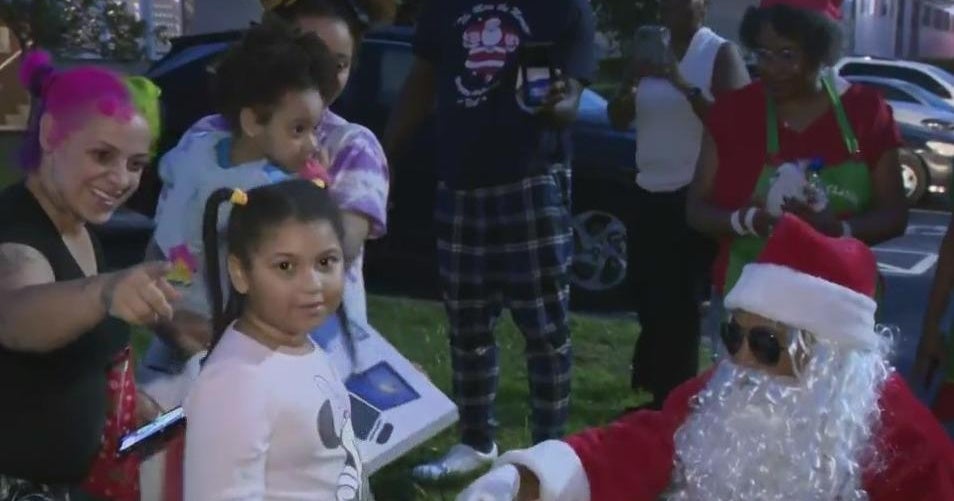 Teens spread joy to Broward County children on Christmas Day - CBS Miami