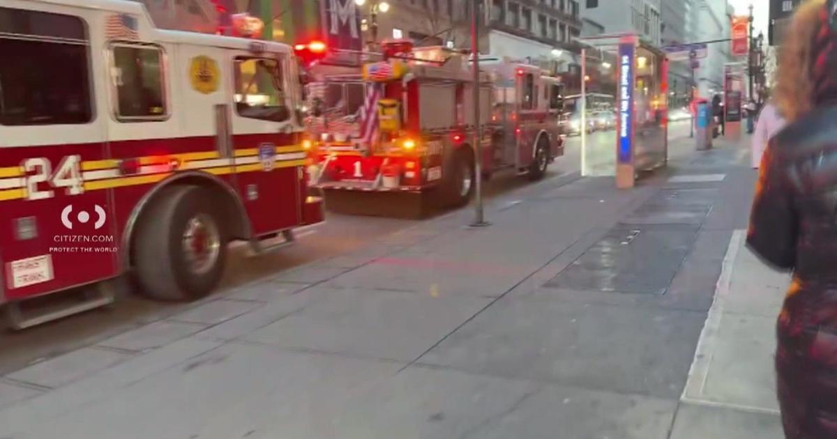 Taxi Injures 7 in Manhattan Christmas Crash