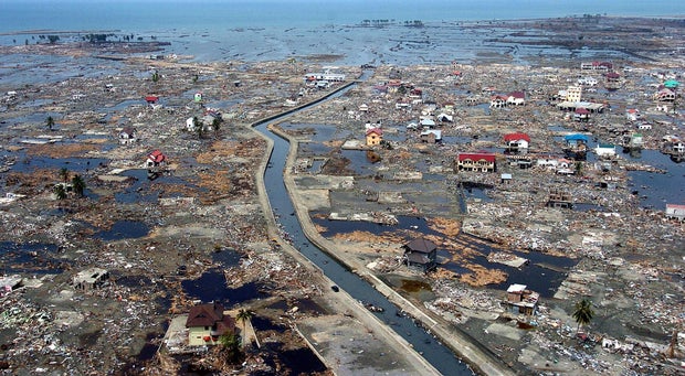 A foto mostra a costa inundada em Banda Aceh, na Indonésia, após o tsunami de 2004.