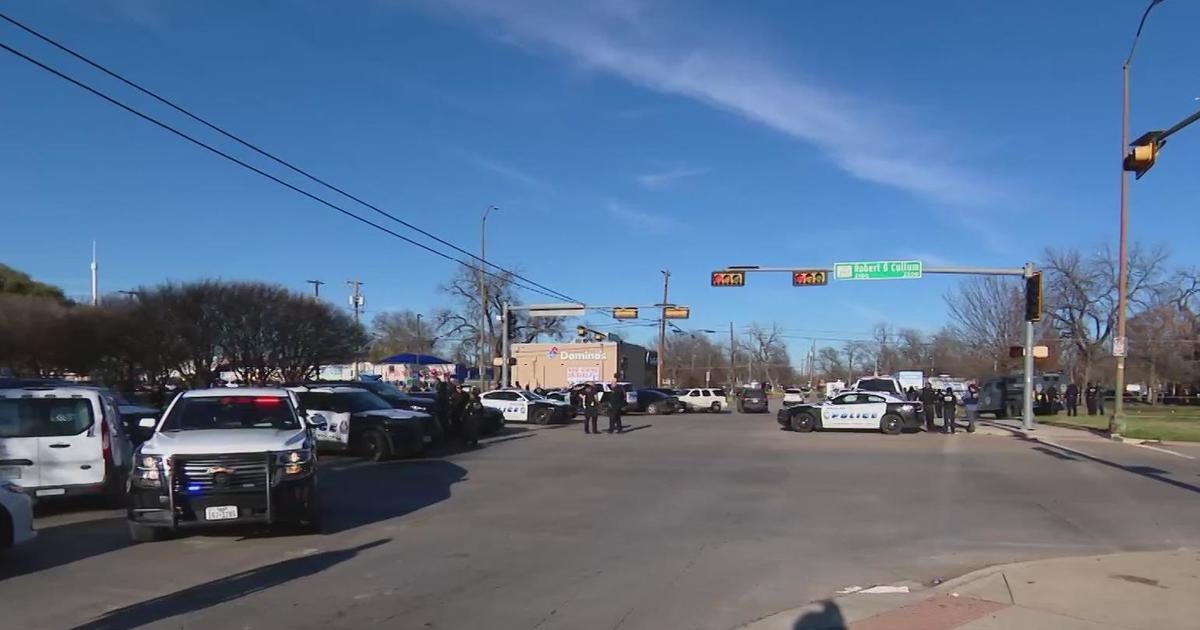 Suspect dies after firing at officers and crashing vehicle in Dallas, police say - CBS Texas