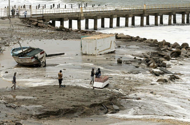 Large waves kill no less than 1 in Ecuador, shut ports in Peru