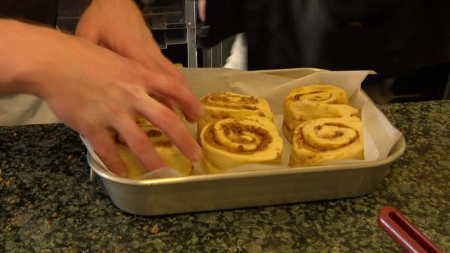 530p-vo-worlds-best-cinnamon-roll-wcco6sx3.jpg 