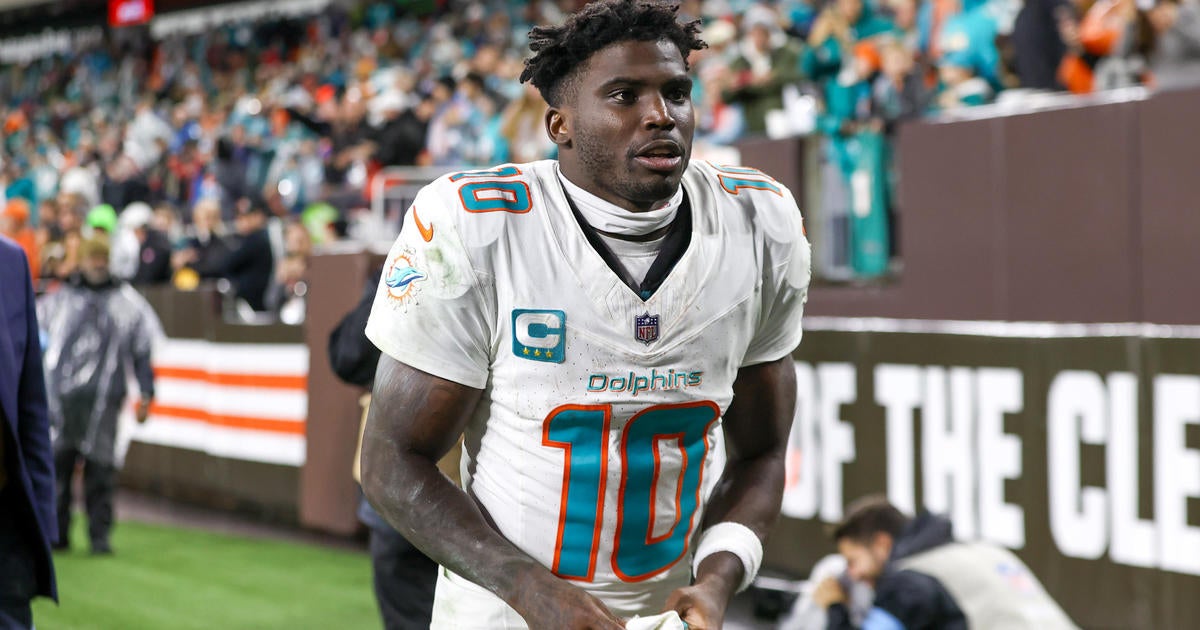 Dolphins’ Tyreek Hill says “I’m out,” hints at uncertain future with Miami after playoff elimination