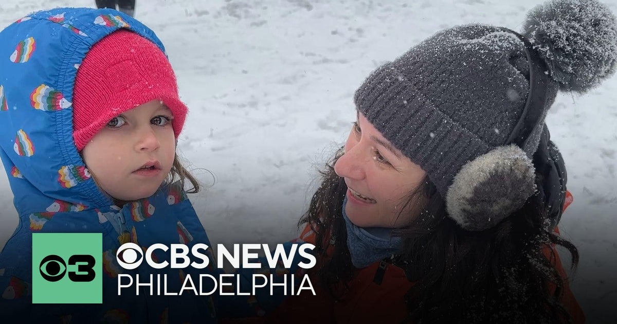 South Philadelphia kids enjoy sledding on first snow day of 2025 - CBS ...