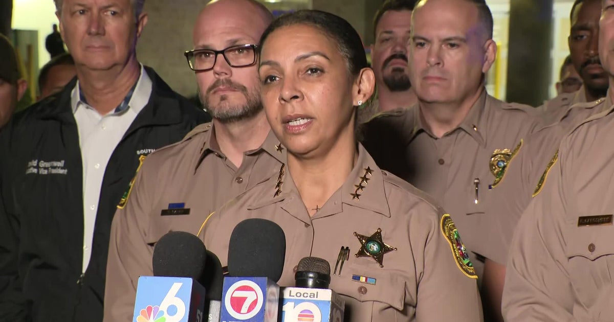 Miami-Dade sheriff urges drivers to stay alert following injuries to deputy involved in crash Miami-Dade sheriff urges drivers to stay alert following injuries to deputy involved in crash