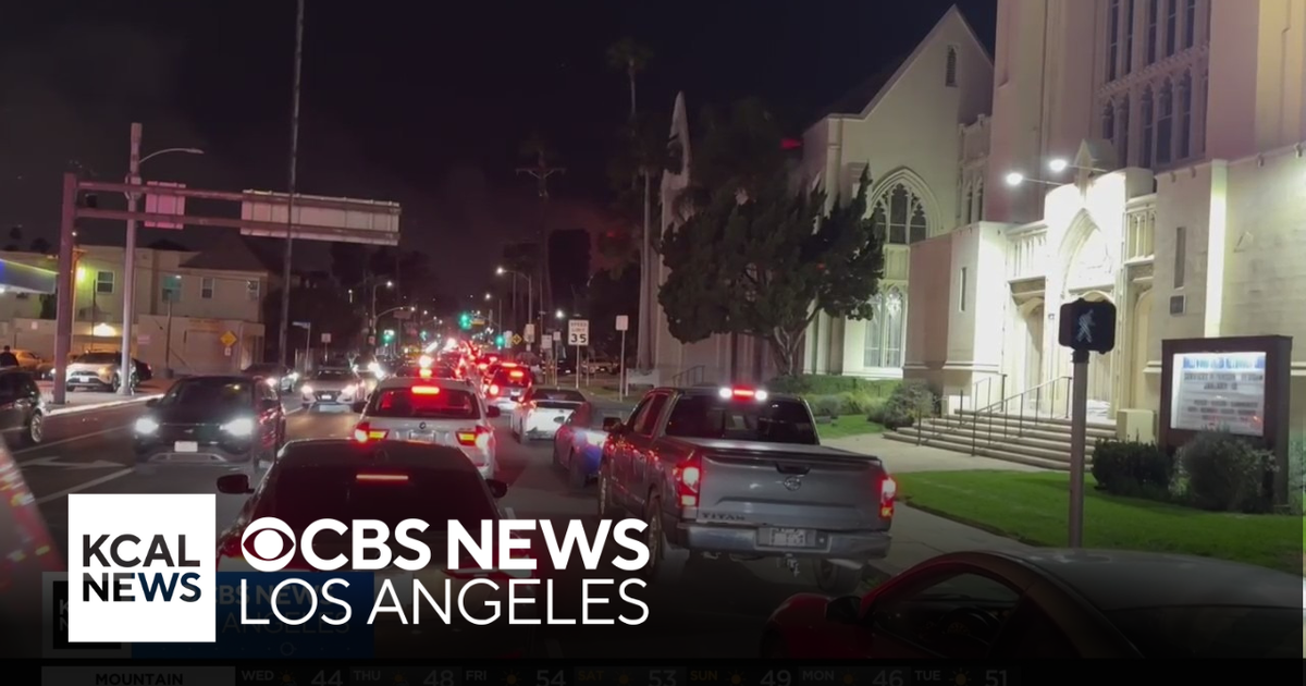 Traffic builds as Sunset Fire burns through Hollywood Hills - CBS Los ...