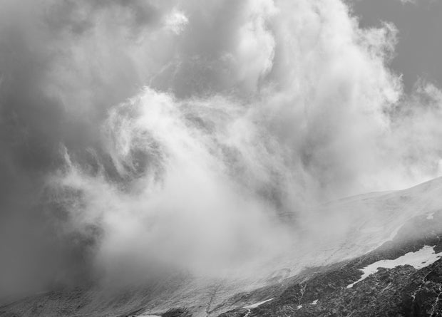 Nuvem de tempestade sobre a geleira Wasserfallferner. Alpes Oetztal no parque natural Oetztal, perto da aldeia Obergurgl. Europa, Áustria, Tirol