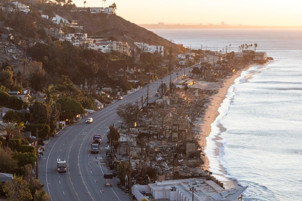 Cenas de devastação ao longo da Pacific Coast Highway causadas pelos incêndios florestais na Califórnia