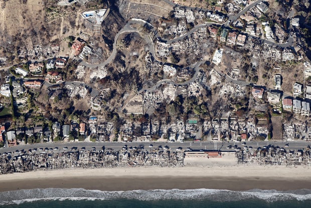 Ventos fortes alimentam vários incêndios na área de Los Angeles