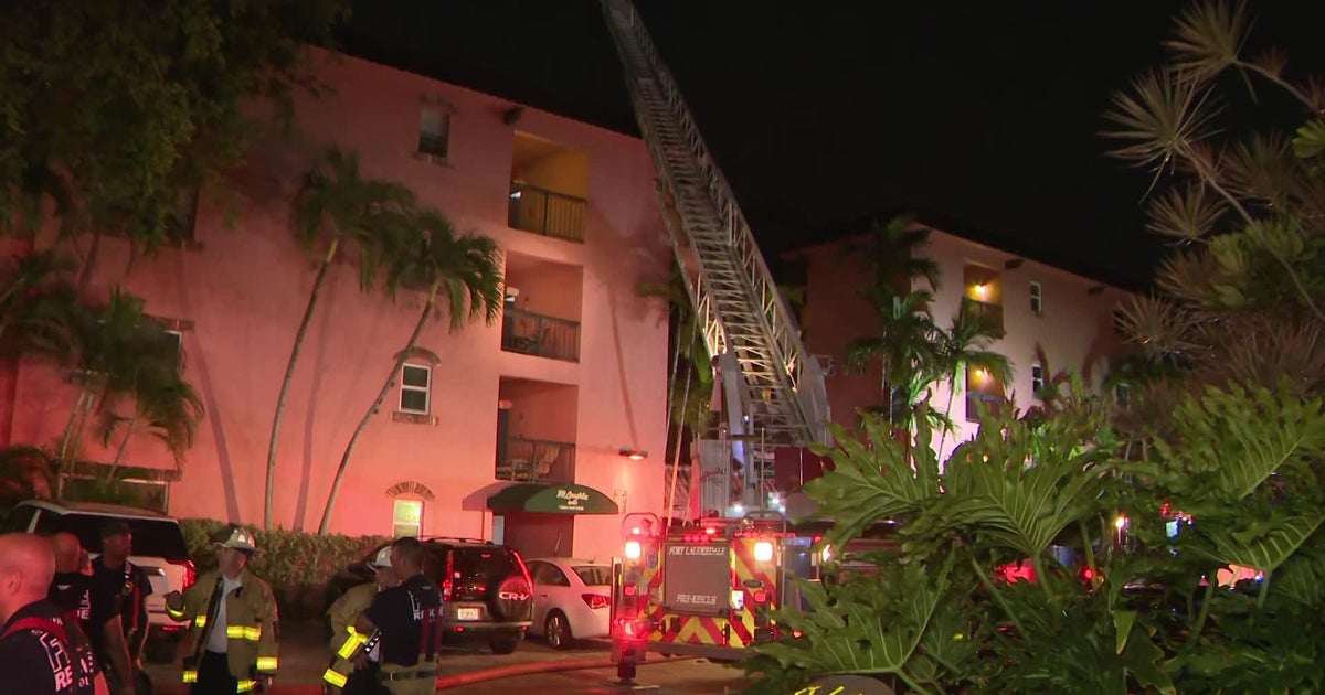 Fire burns through roof of Fort Lauderdale apartment building, residents evacuate safely Fire burns through roof of Fort Lauderdale apartment building, residents evacuate safely