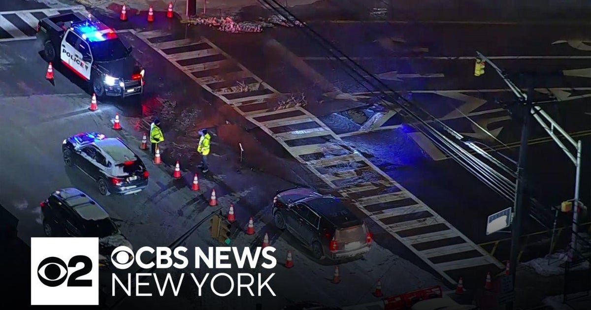 Crews work to repair Lyndhurst, New Jersey water main break - CBS New York