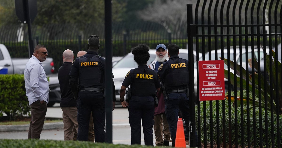 Beyaz Saray, Kolombiya askeri uçaklarda sınır dışı edilen göçmenleri kabul etmeyi kabul ettikten sonra Trump tarifelerini tutuyor