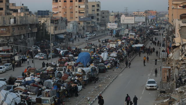 Displaced Palestinians continue to return to their homes in the north 