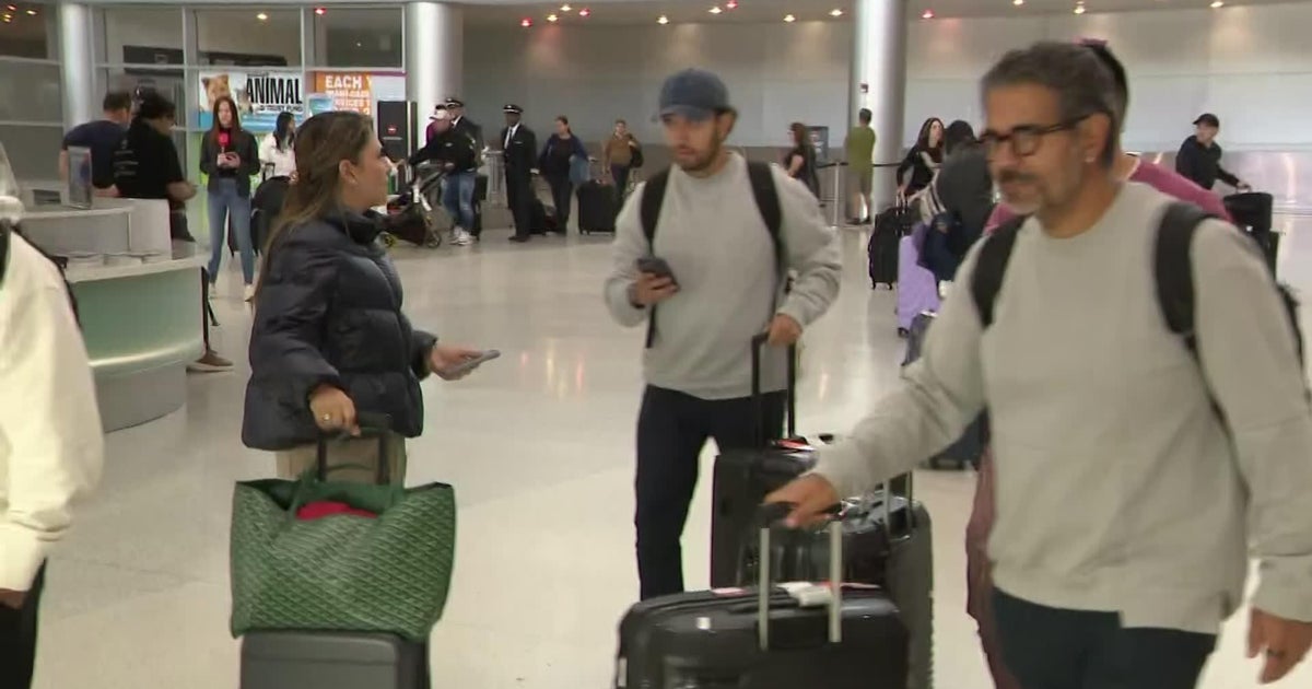 Travelers from Colombia face long lines at Miami International Airport amid diplomatic tensions Travelers from Colombia face long lines at Miami International Airport amid diplomatic tensions