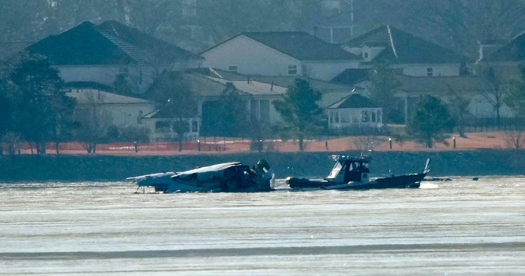 Uzmanlar, Black Hawk helikopterinin neden düşmeden önce izin verilen yüksekliğin üzerinde uçmuş olabileceğini soruyor