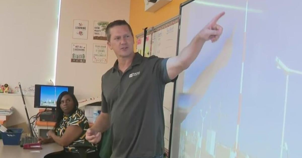 NEXT Weather meteorologist Dave Warren shares weather wisdom at Scott Lake Elementary