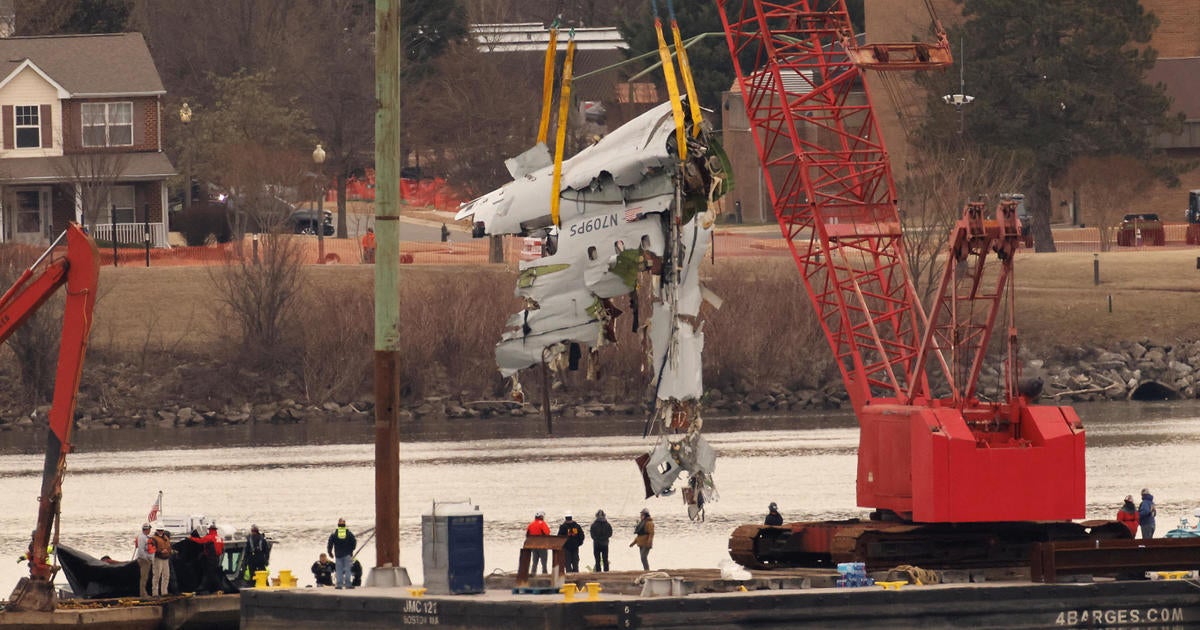 D.C. plane crash wreckage being removed from Potomac River