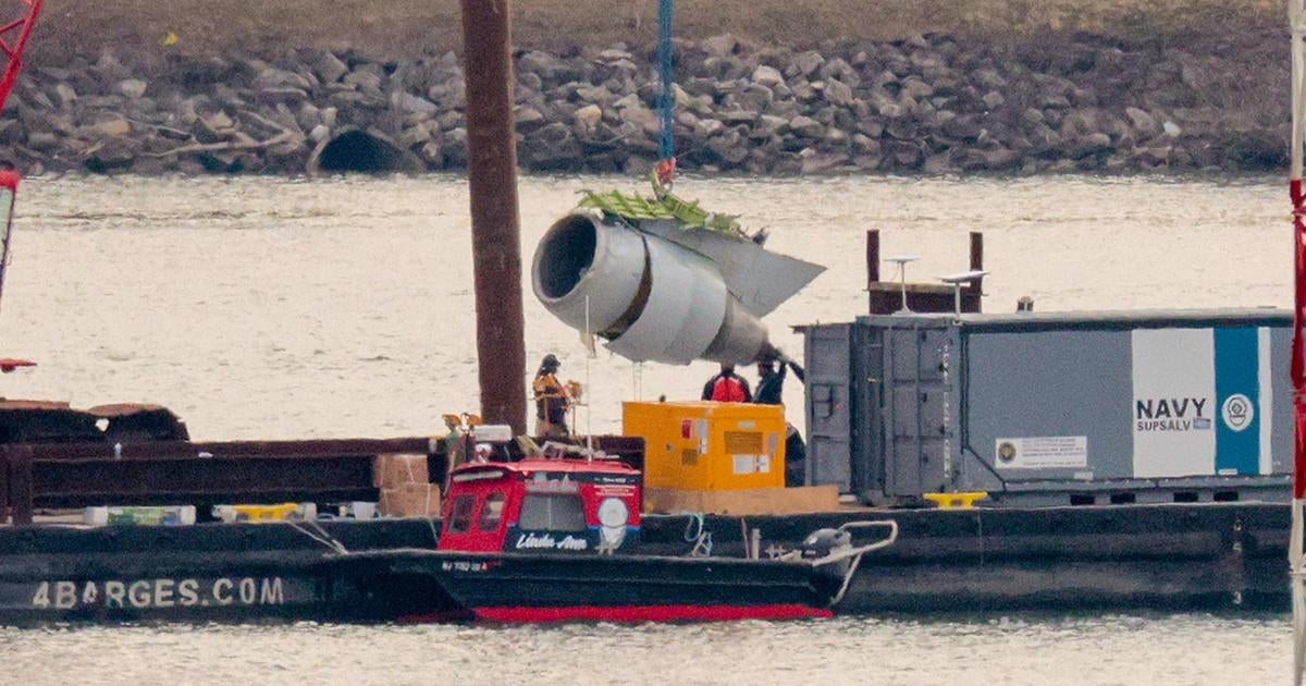 Inside operations to remove wreckage of D.C. midair crash from Potomac River