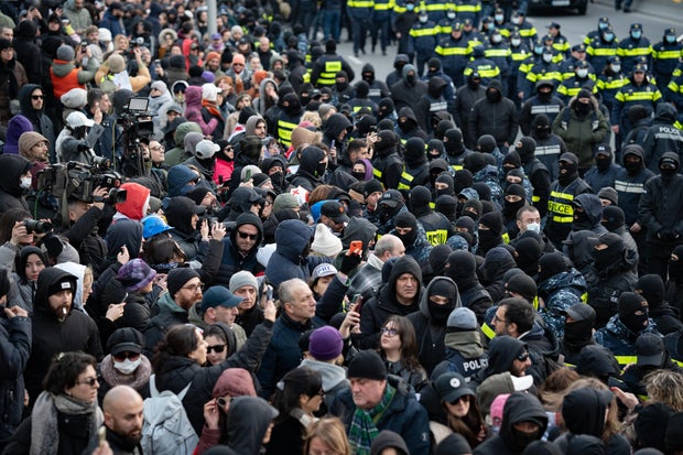 Milhares de manifestantes tentando bloquear a estrada em Tbilisi no meio de distúrbios