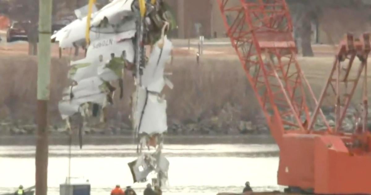 Crews begin lifting wreckage from D.C. crash out of Potomac River