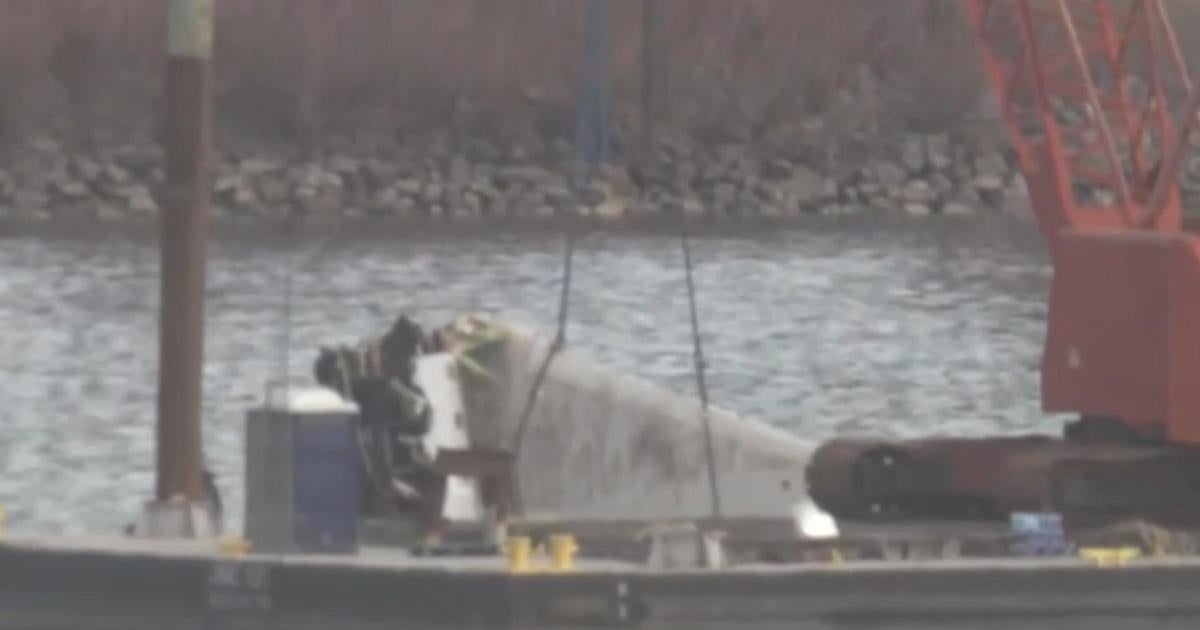 Crews remove first pieces of plane crash wreckage from Potomac River